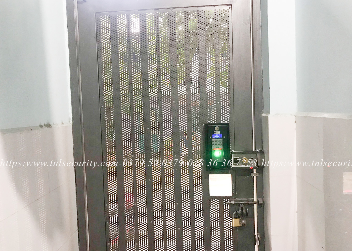 Lap-dat-khoa-cong-nha-tro-dung-van-tay-bao-mat-cao-tai-Quan-9